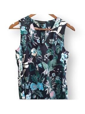 Banana Rep. Sleeveless blouse. Navy floral/botanical.